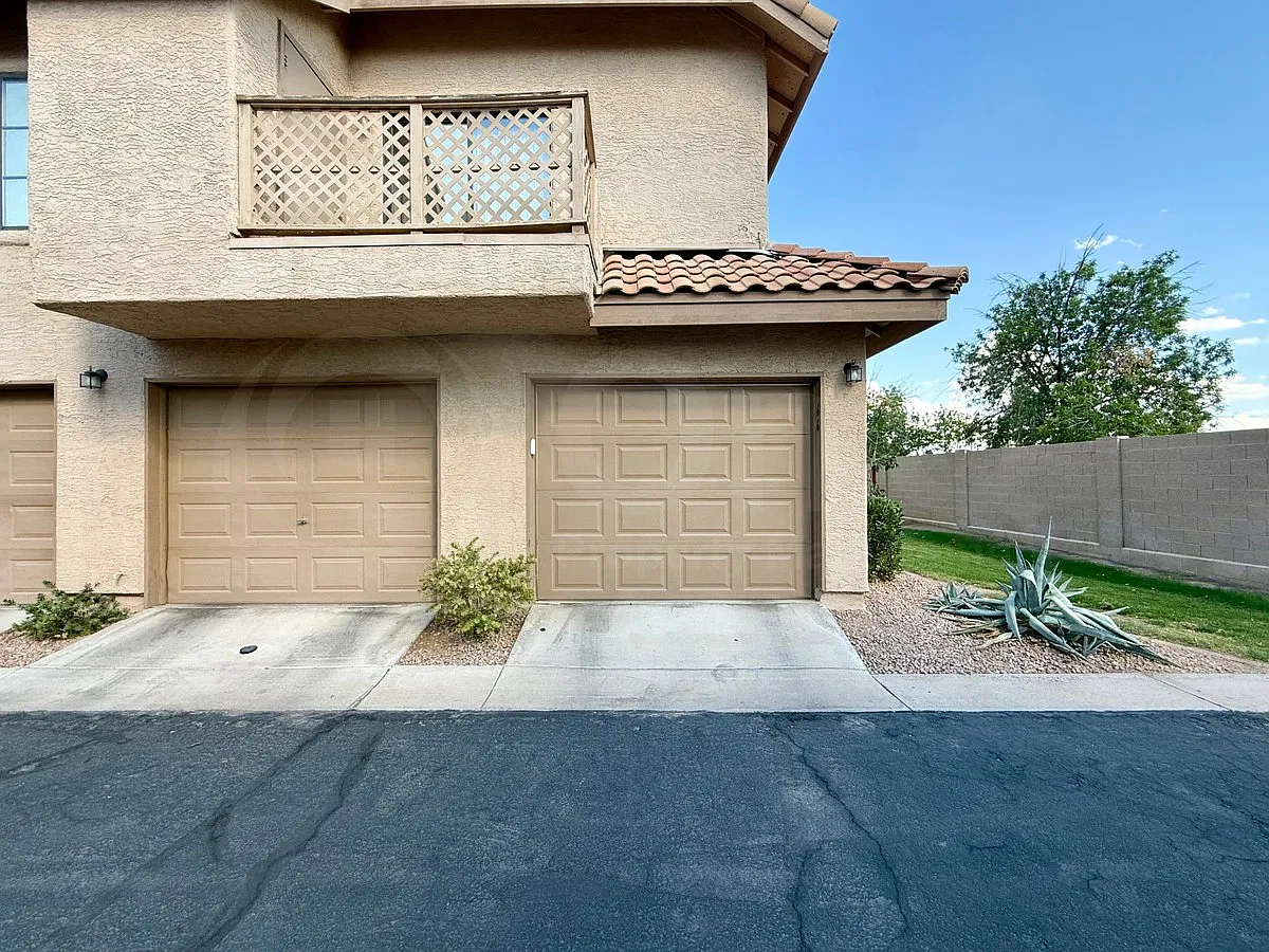 2 bed, 2.0 bath, 1047 sqft, $1,499 — Photo 2
