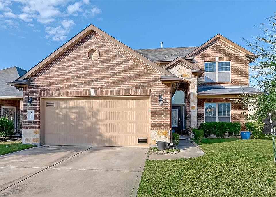 Welcome to 1906 Dover Heights Ln, a 2015 D.R. Horton Build in the Cambridge Falls Subdivision. 2 car garage and double wide driveway. On cul-de-sac street, no through traffic.