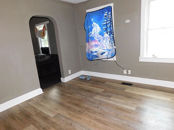 5th image of 352 Buxton Ave