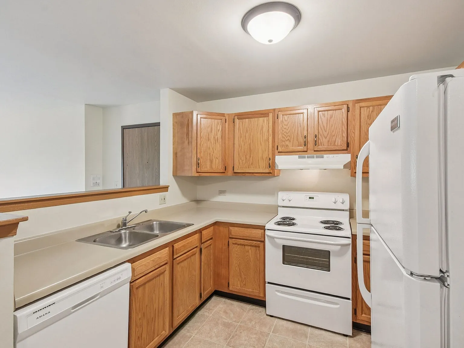 Maple Leaf Apartments — Photo 3