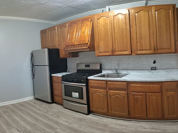 3rd image of 1592 Lincoln Pl #1R