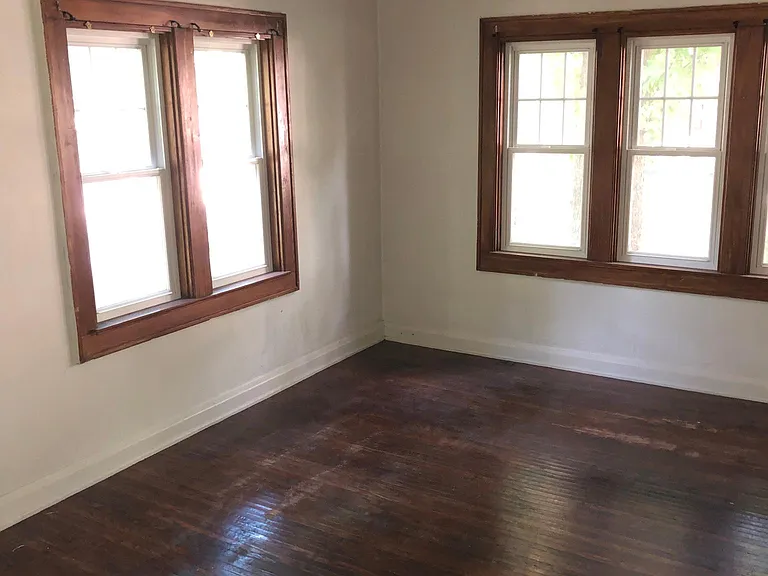 720 E University St — Photo 4