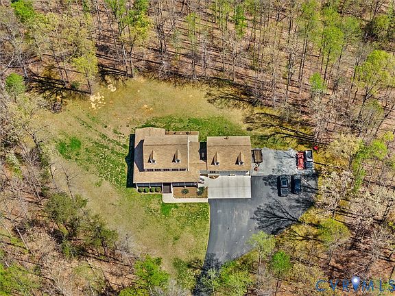 3rd image of 110 Oak Knoll Pl
