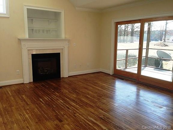3rd image of 4541 Lake Dr