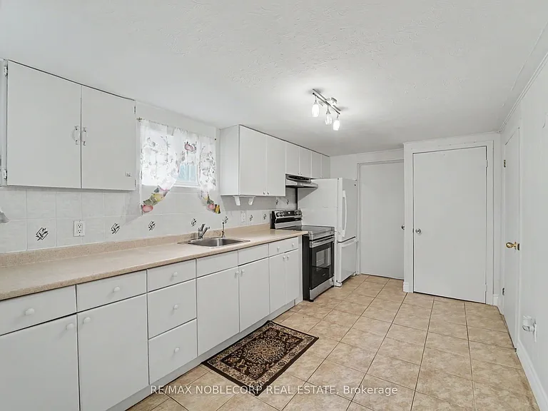 3519 Laddie Cres — Photo 8