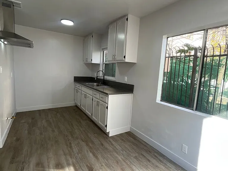 2622 S Manhattan Pl — Photo 7