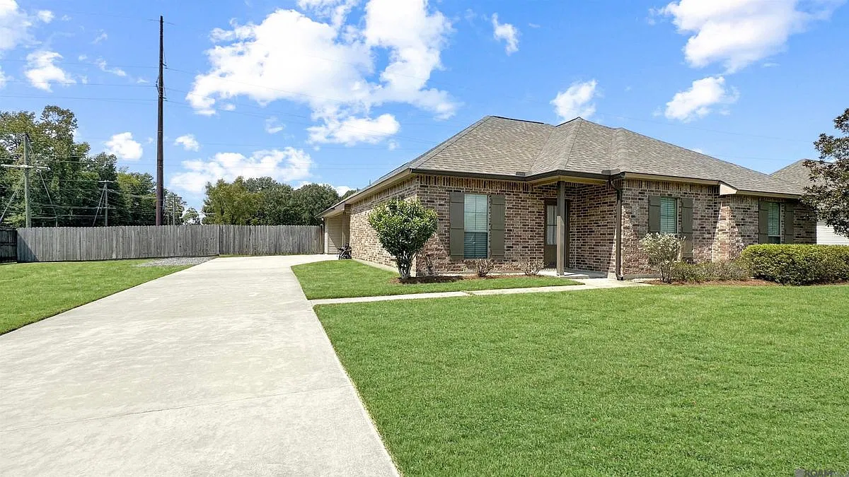 3 bed, 2.0 bath, 1520 sqft, $2,200 — Photo 1