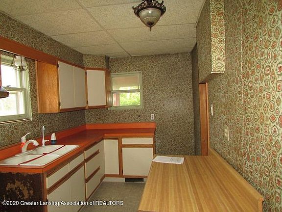 2nd image of 418 Brackett St