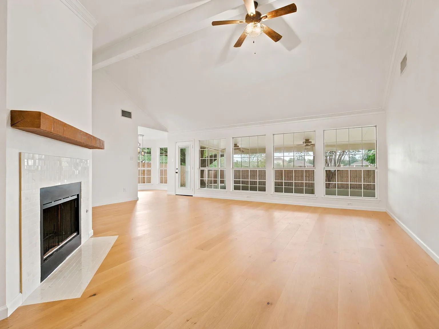 3 bed, 2.0 bath, 1841 sqft, $2,400 — Photo 3