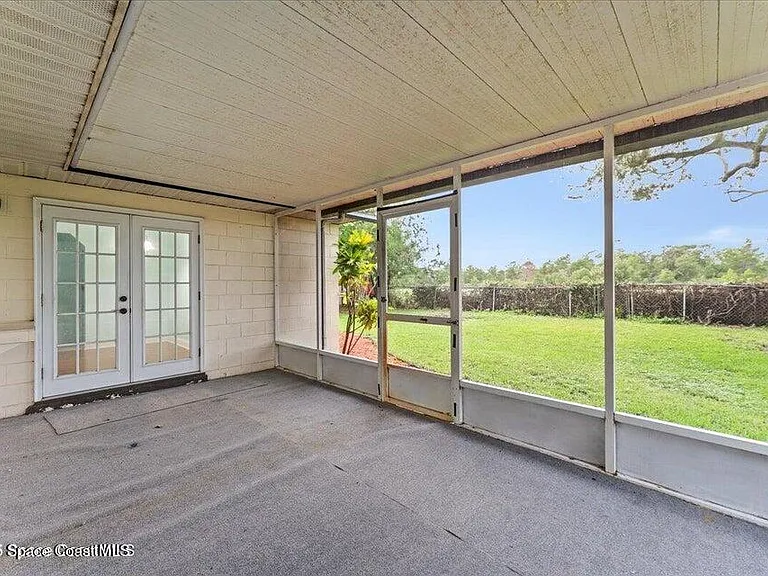 1527 Spruce Rd — Photo 4