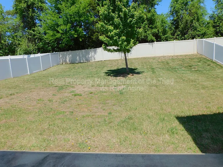 1427 Sawyer Ave — Photo 30