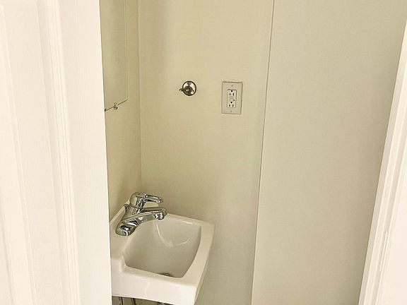 5th image of 213 E Locust St
