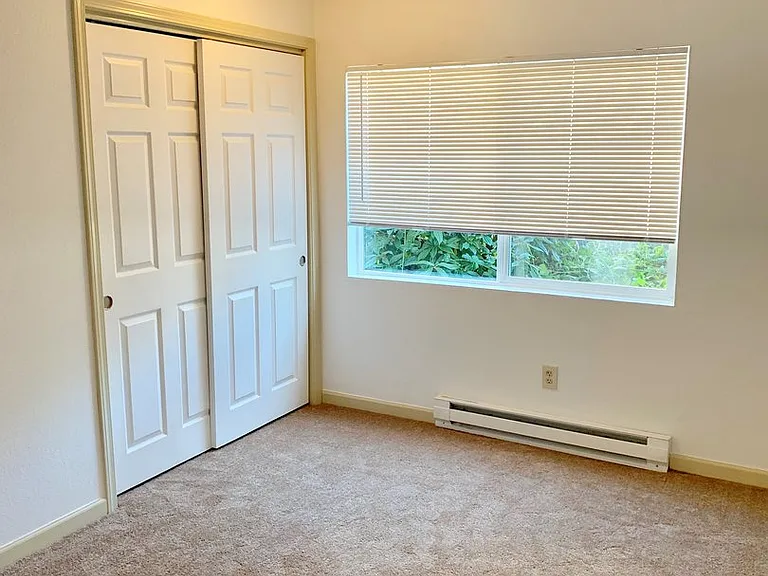 Kingston Harbor Apartments — Photo 11