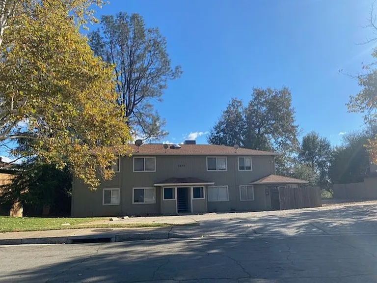 1601 Bramble Pl — Photo 2