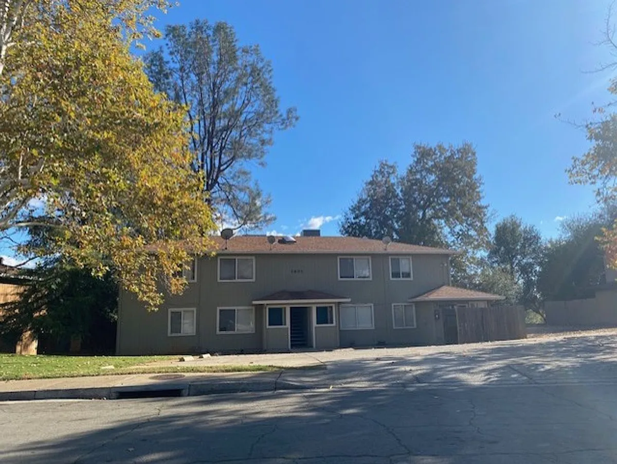 Building Photo - 1601 Bramble Pl