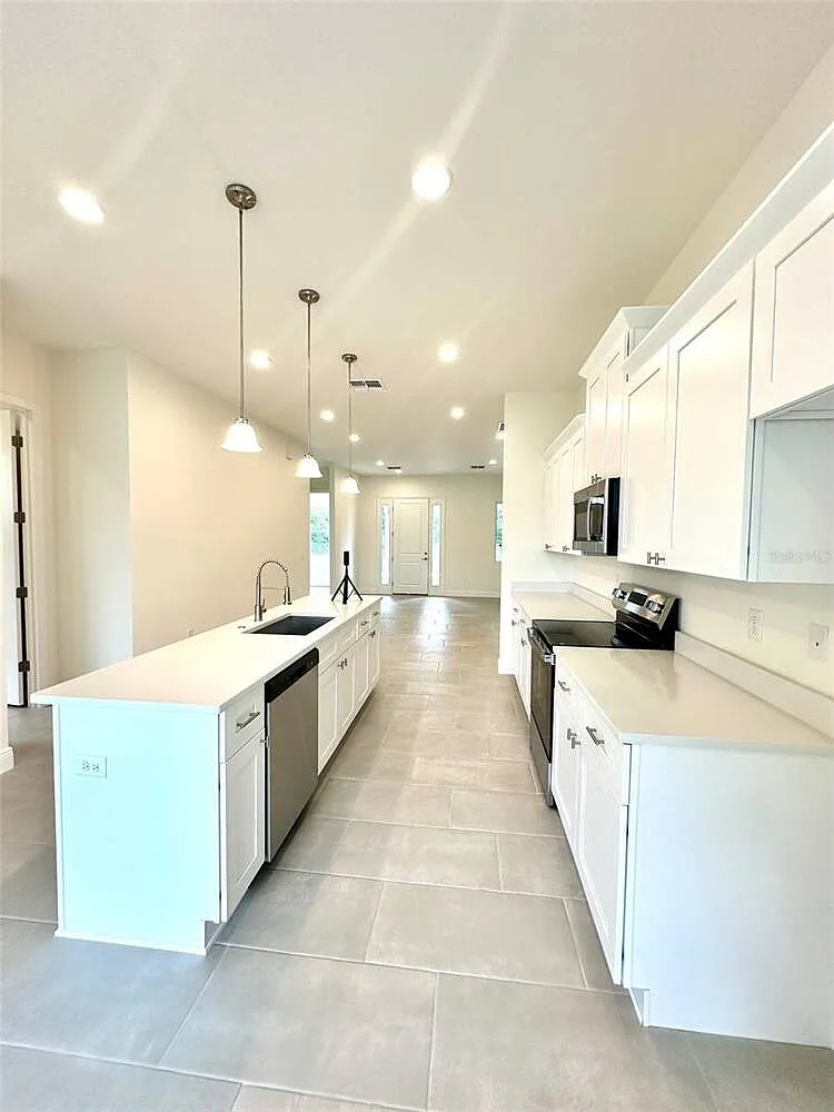 4 bed, 2.0 bath, 2600 sqft, $2,200 — Photo 3