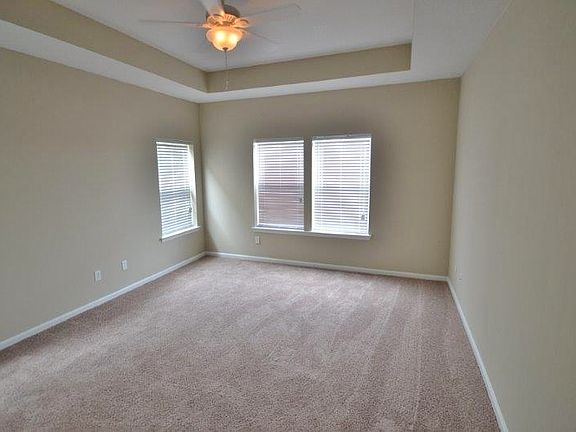 3rd image of 1461 Carpathian Dr