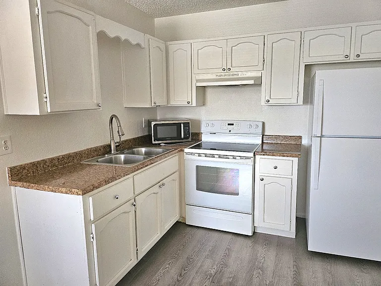 1725 W Vogel Ave #9 — Photo 4