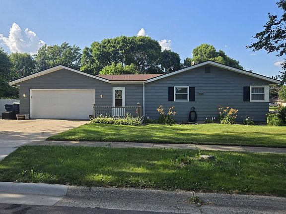 3rd image of 1203 N Sumac Dr