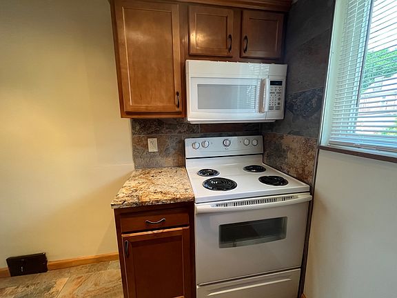 3rd image of 140 Lacrosse St #B3
