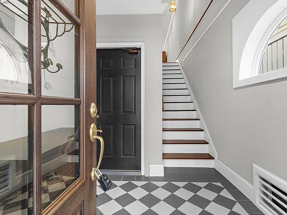 4th image of 10 Commons Ct