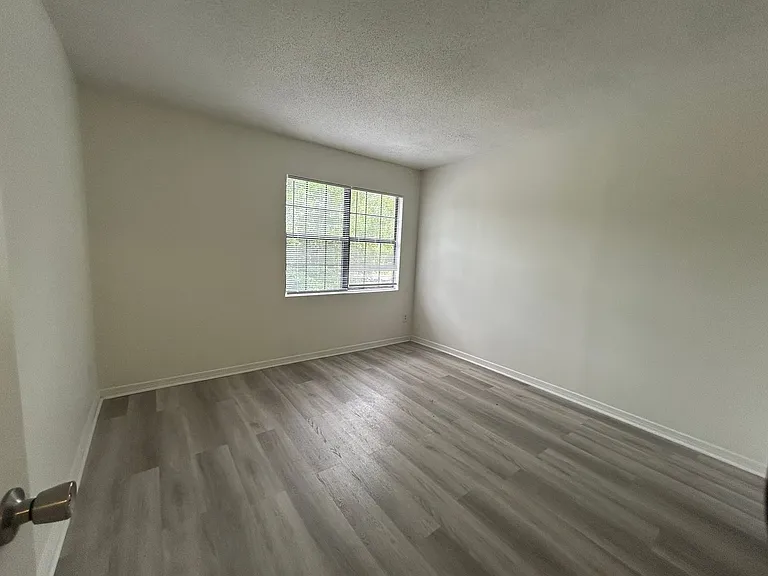 818 Lesa St — Photo 9