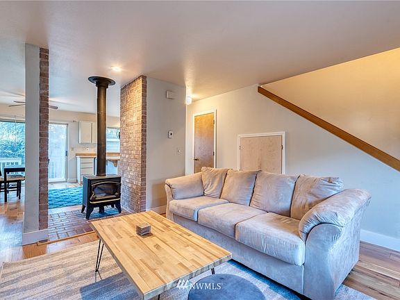 4th image of 5628 Wisteria Ln NE