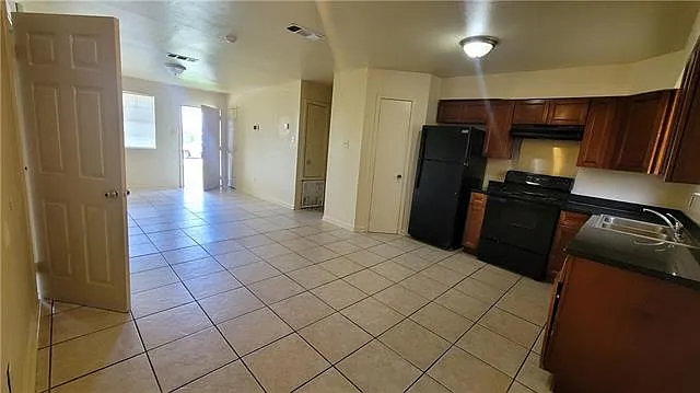 4 bed, 2.0 bath, 1600 sqft, $1,600 — Photo 4