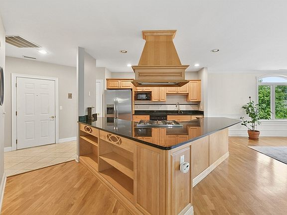 5th image of 10 Northwood Dr Unit 301