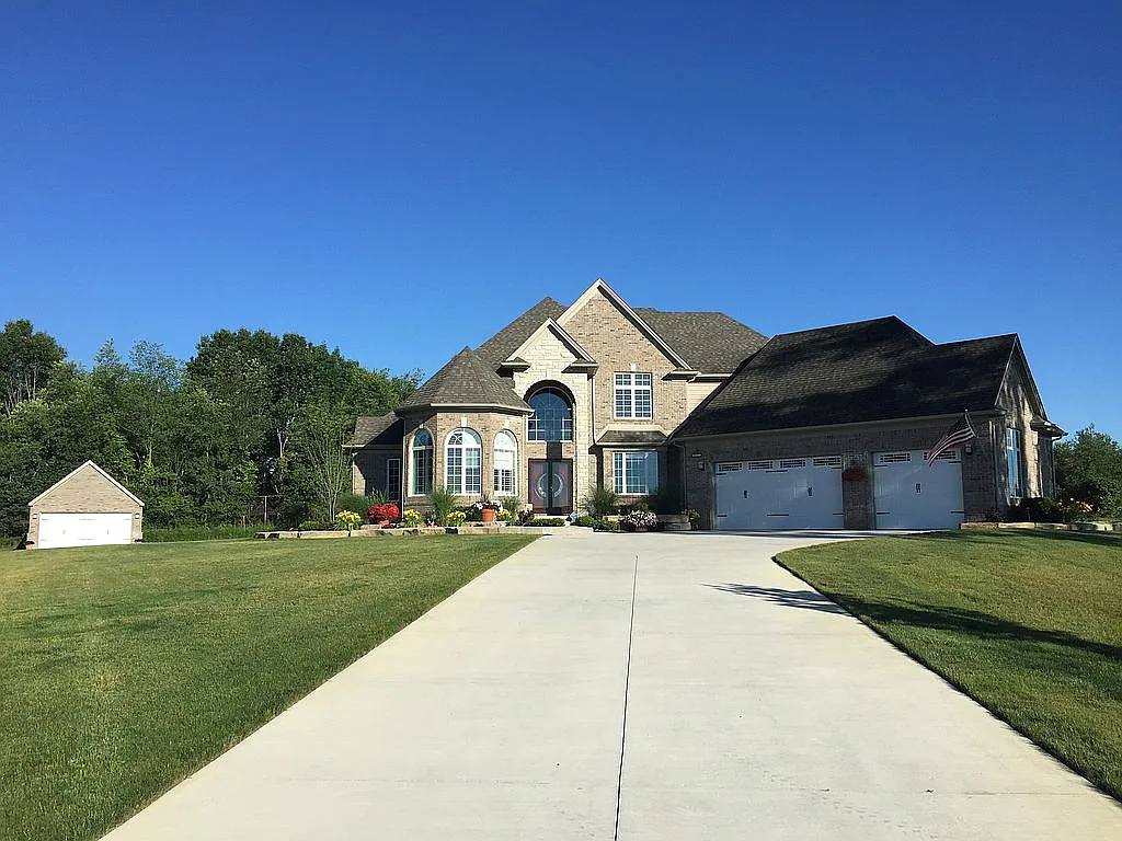 8097 Tamarack Ln photo 1