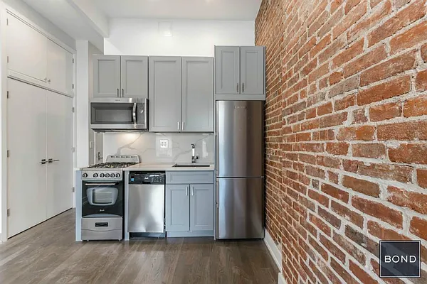 Rented by Bond New York | media 70