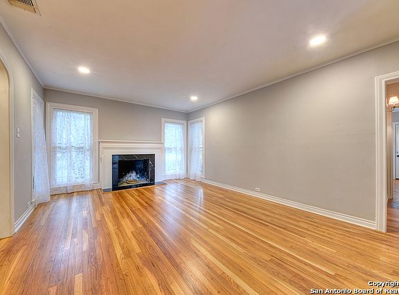 3rd image of 144 W Edgewood Pl