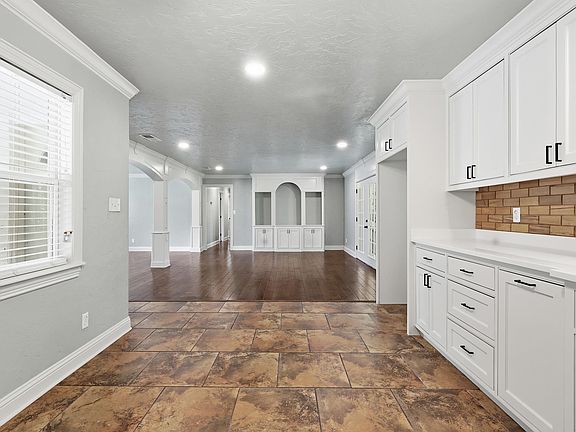 4th image of 407 E Hope Dr