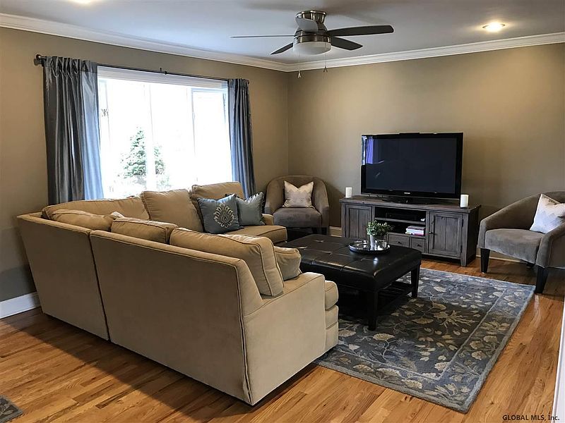 3rd image of 9 GREEN ACRES Drive
