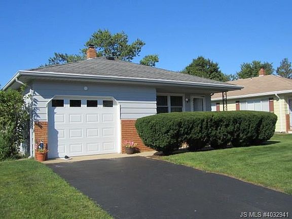 3rd image of 235 Harrington Dr N