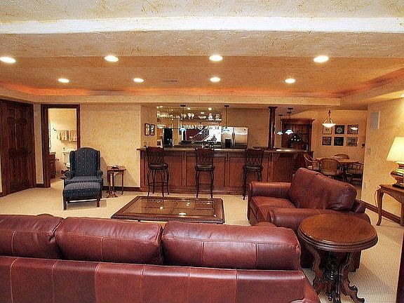 Full Bar & Entertainment