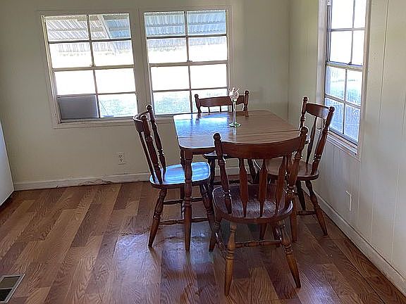 3rd image of 1451 Lake Dr W