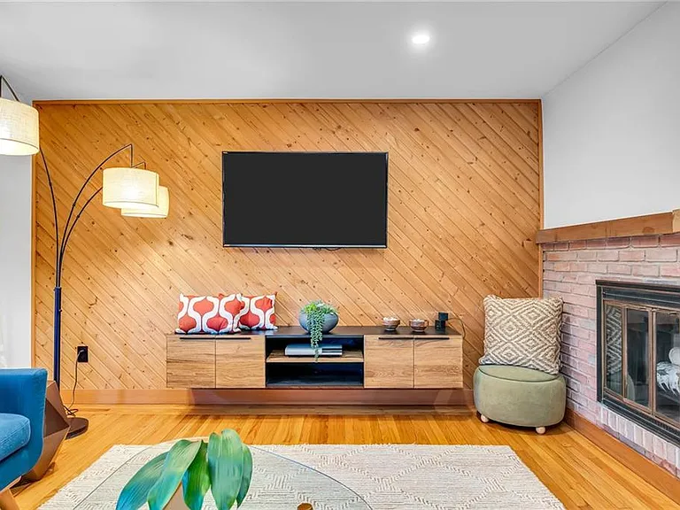 1 Collins Ter — Photo 7
