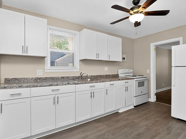 1011 Lomond Ave — Photo 4