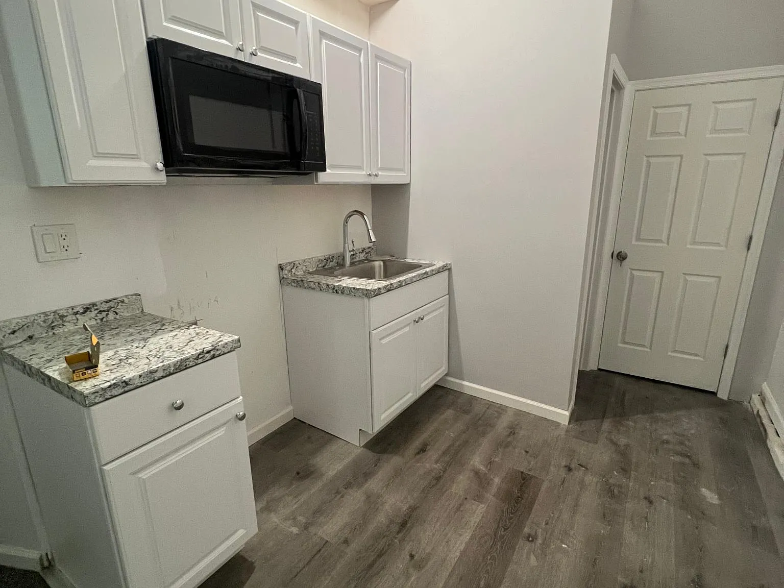 Studio, 900 sqft, $650 — Photo 2