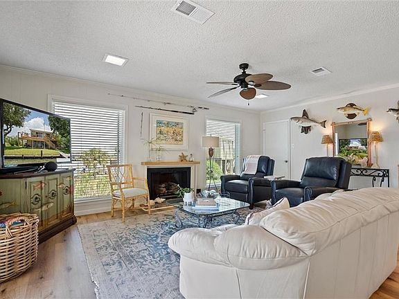 5th image of 325 Pineda St