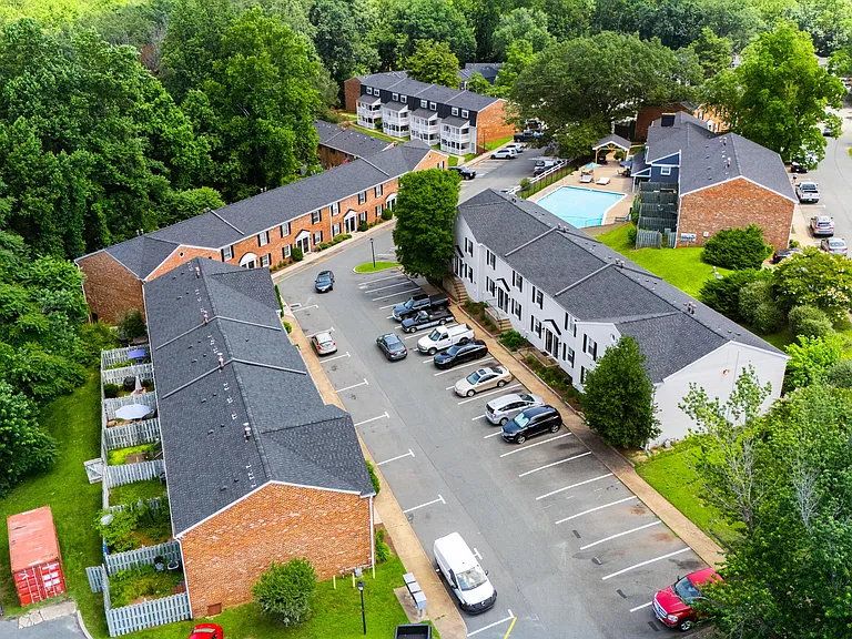Blue Ridge Crossing Apartments & Townhomes — Photo 23