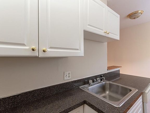 2nd image of 3722 1/2 N Pine Grove Ave APT 1