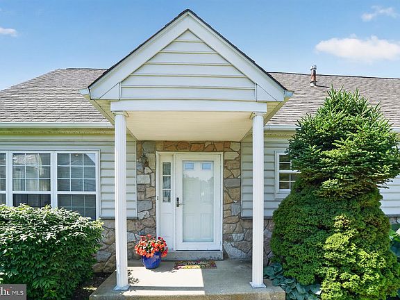2nd image of 4201 Chatham Cir