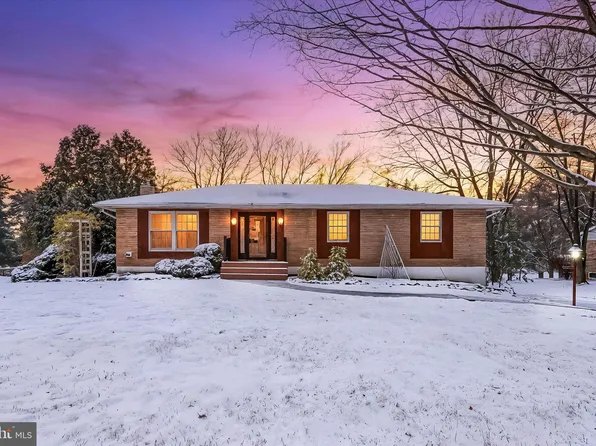 3821 Clubhouse Dr, Fayetteville, PA 17222