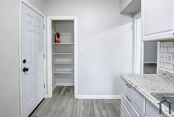 3 bed, 1000 sqft, $1,992 — Photo 2