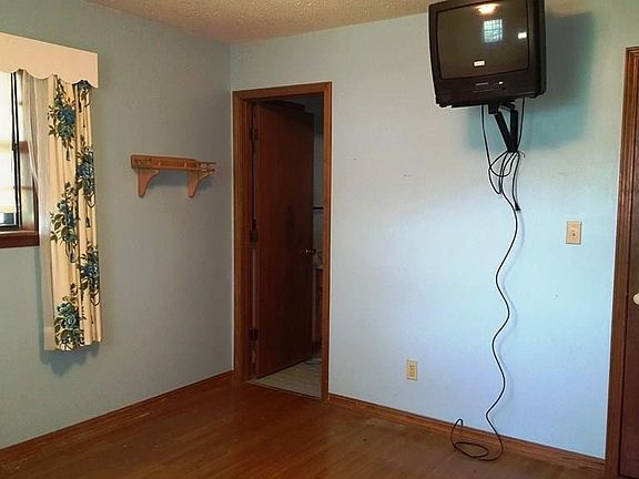 5th image of 1210 Pleasant Valley Dr
