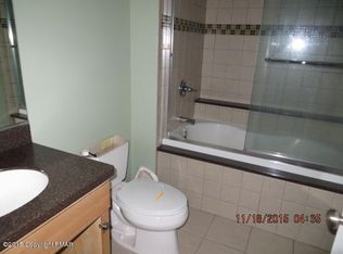 724 Silver Fox Ln, Stroudsburg, PA 18360