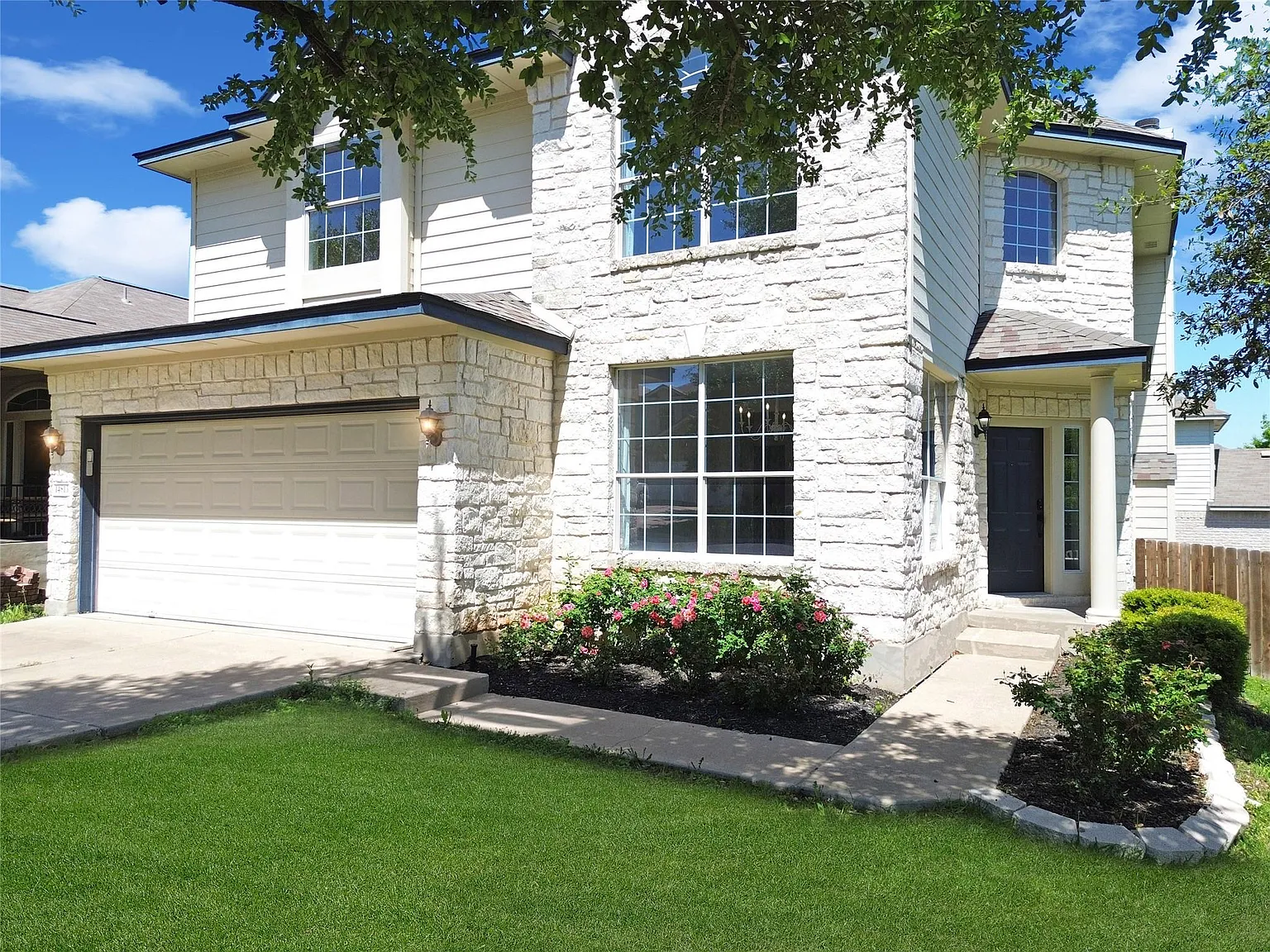 3 bed, 2.5 bath, 2302 sqft, $2,995 — Photo 3