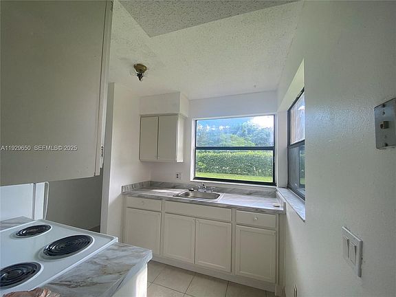 5th image of 1135 N Franklin Ave #1135F
